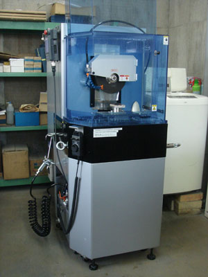 精密加工機（クリスタルカッター）